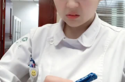 漂亮的小姐姐胃疼视频,小姐姐表情管理引网友热议